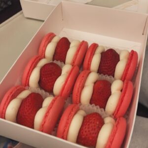 Vivi Lee Instagram - 身為愛吃的食物積極家 
熟齡但有著年少輕狂的心
所以拼了一早下去台中面交不到一分鐘就售鑿的馬卡龍～
值得開心的是擁有可以一起瘋的小瘋子友😌
跟吃到馬卡龍本人真的驚艷歐歐歐
omygod超好吃不是普通馬卡龍的感動🤤
what a lovely and 吃好飽day😃😃😃

小瘋子@mei31980 
馬卡龍製作者 @_eddy_wang_ 

最後影片是麻麻要趕高鐵先帶李先去幼稚園的影片😀
#lifestyle #happy #foodie #李肥肥到處吃 #marcaron #馬卡龍
