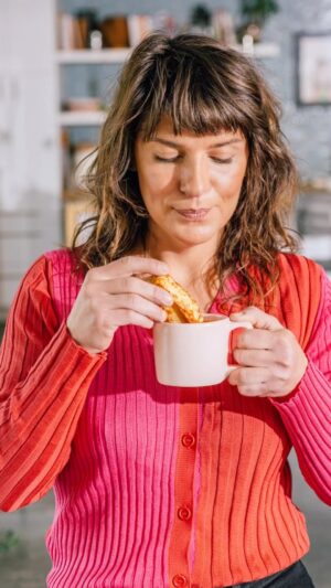Vivian Howard Instagram - Blame it all on my roots — I showed up with soup! Yep, soup’s on at @vivs_fridge and no I didn’t ice it down in my bathtub this time. @Kim_glitterpastry  turned @handyandhot’s beer and cheese bread that you all loved so much into mini breadsticks and they are really something special. So is this sweater from @eolasstore. ❤️💗