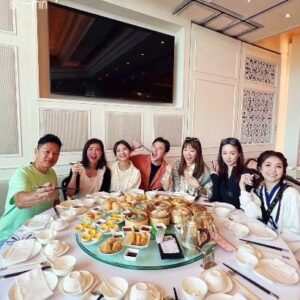 Vivian Lai Instagram - 香港是美食天堂。。
来到这里不管你想吃什么。。
肯定都有你喜欢的💗
米其林餐厅，点心，广东料理，茶餐一厅。。。 这些都让我们吃到尽在不言中🤗🤗

#discoverhongkong 
#hellohongkong 
#罗兰
#薛家燕
#香港美食 
#吃不停 
#vivian出遊记 
#vivian带你走透透 
#vivian好介绍 
@lnxglobal_official
