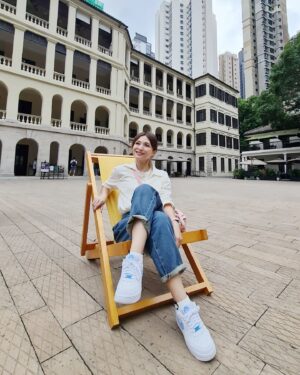 Vivian Lai Instagram - 香港City walk 。。。
中环半山扶手电梯 。。
沿途有很多景点可打卡拍照。。。

來這里最重要的是感受世界最长户外有盖电梯 。。 
享受电影场景的气氛， 尤其是名气最高的《 重庆森林》🤗🤗

交通方便，周边还有很多美食。。。
👍打卡地点：中环

#discoverhongkong 
#hellohongkong 
#香港
#中环
#中环特色地点
#vivian出走记 
#vivian带你走透透 
@lnxglobal_official