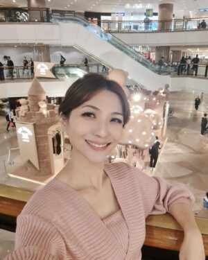Vivian Lai Instagram - 香港！！我们来了！！
买东西吃东西是一定要的。。。
海港城是来香港必逛的商场🤗🤗
商场内应有尽有, 还有好多打卡的地方🥰🥰
尤其是看夜景的景观台， 把香港美丽的夜色，完全收入在你的记忆里👍🏻👍🏻
收获满满的一天💗💗

@lnxglobal_official
@harbourcity
#hongkong🇭🇰
#harbourcity
#discoverhongkong 
#hellohongkong
#香港美食
#买东西吃东西
#大伙一起出遊
#vivian出遊记
