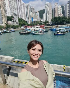 Vivian Lai Instagram - Travelling keeps one young at heart😍😍✨
Happiness is like a warm bun...Filled with delicacies from Hong Kong ! 😋🍲🍜

#discoverhongkong 
#hellohongkong 
#香港鴨脷洲 
#海鲜天堂 
#美食之都 
#vivian出遊记 
#vivian带你走透透 
#vivian好介绍 
@lnxglobal_official