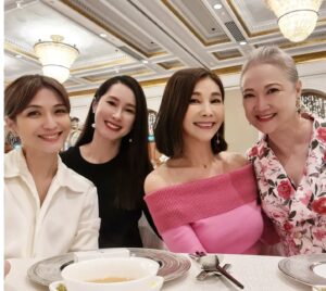 Vivian Lai Instagram - congrats @limchoonhow 娶媳妇了🎊🎊🎊
Honoured to be part of this amazing day ❤️ so happy to reunite with everyone too 🌷🌷🌷

@chenxiuhuan 
@shanepowxp 
@honghuifang 
@paigechua_tpc 
@zoetay10
@callychan__
@panlinglingg 
@aileentan80