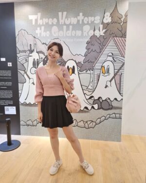 Vivian Lai Instagram - 香港！！我们来了！！
买东西吃东西是一定要的。。。
海港城是来香港必逛的商场🤗🤗
商场内应有尽有, 还有好多打卡的地方🥰🥰
尤其是看夜景的景观台， 把香港美丽的夜色，完全收入在你的记忆里👍🏻👍🏻
收获满满的一天💗💗

@lnxglobal_official
@harbourcity
#hongkong🇭🇰
#harbourcity
#discoverhongkong 
#hellohongkong
#香港美食
#买东西吃东西
#大伙一起出遊
#vivian出遊记