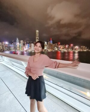 Vivian Lai Instagram - 香港！！我们来了！！
买东西吃东西是一定要的。。。
海港城是来香港必逛的商场🤗🤗
商场内应有尽有, 还有好多打卡的地方🥰🥰
尤其是看夜景的景观台， 把香港美丽的夜色，完全收入在你的记忆里👍🏻👍🏻
收获满满的一天💗💗

@lnxglobal_official
@harbourcity
#hongkong🇭🇰
#harbourcity
#discoverhongkong 
#hellohongkong
#香港美食
#买东西吃东西
#大伙一起出遊
#vivian出遊记
