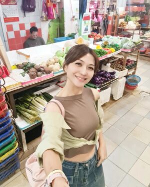 Vivian Lai Instagram - Travelling keeps one young at heart😍😍✨
Happiness is like a warm bun...Filled with delicacies from Hong Kong ! 😋🍲🍜

#discoverhongkong 
#hellohongkong 
#香港鴨脷洲 
#海鲜天堂 
#美食之都 
#vivian出遊记 
#vivian带你走透透 
#vivian好介绍 
@lnxglobal_official