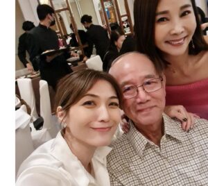 Vivian Lai Instagram - congrats @limchoonhow 娶媳妇了🎊🎊🎊
Honoured to be part of this amazing day ❤️ so happy to reunite with everyone too 🌷🌷🌷

@chenxiuhuan 
@shanepowxp 
@honghuifang 
@paigechua_tpc 
@zoetay10
@callychan__
@panlinglingg 
@aileentan80