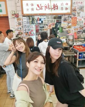 Vivian Lai Instagram - Travelling keeps one young at heart😍😍✨
Happiness is like a warm bun...Filled with delicacies from Hong Kong ! 😋🍲🍜

#discoverhongkong 
#hellohongkong 
#香港鴨脷洲 
#海鲜天堂 
#美食之都 
#vivian出遊记 
#vivian带你走透透 
#vivian好介绍 
@lnxglobal_official