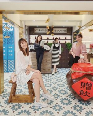 Vivian Lai Instagram - 香港！！我们来了！！
买东西吃东西是一定要的。。。
海港城是来香港必逛的商场🤗🤗
商场内应有尽有, 还有好多打卡的地方🥰🥰
尤其是看夜景的景观台， 把香港美丽的夜色，完全收入在你的记忆里👍🏻👍🏻
收获满满的一天💗💗

@lnxglobal_official
@harbourcity
#hongkong🇭🇰
#harbourcity
#discoverhongkong 
#hellohongkong
#香港美食
#买东西吃东西
#大伙一起出遊
#vivian出遊记
