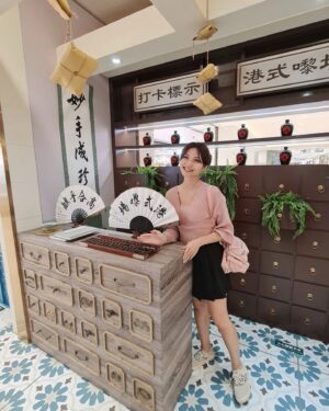 Vivian Lai Instagram - 香港！！我们来了！！
买东西吃东西是一定要的。。。
海港城是来香港必逛的商场🤗🤗
商场内应有尽有, 还有好多打卡的地方🥰🥰
尤其是看夜景的景观台， 把香港美丽的夜色，完全收入在你的记忆里👍🏻👍🏻
收获满满的一天💗💗

@lnxglobal_official
@harbourcity
#hongkong🇭🇰
#harbourcity
#discoverhongkong 
#hellohongkong
#香港美食
#买东西吃东西
#大伙一起出遊
#vivian出遊记