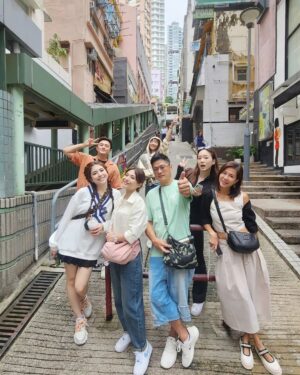 Vivian Lai Instagram - 香港City walk 。。。
中环半山扶手电梯 。。
沿途有很多景点可打卡拍照。。。

來這里最重要的是感受世界最长户外有盖电梯 。。 
享受电影场景的气氛， 尤其是名气最高的《 重庆森林》🤗🤗

交通方便，周边还有很多美食。。。
👍打卡地点：中环

#discoverhongkong 
#hellohongkong 
#香港
#中环
#中环特色地点
#vivian出走记 
#vivian带你走透透 
@lnxglobal_official