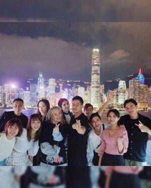 Vivian Lai Instagram - 香港！！我们来了！！
买东西吃东西是一定要的。。。
海港城是来香港必逛的商场🤗🤗
商场内应有尽有, 还有好多打卡的地方🥰🥰
尤其是看夜景的景观台， 把香港美丽的夜色，完全收入在你的记忆里👍🏻👍🏻
收获满满的一天💗💗

@lnxglobal_official
@harbourcity
#hongkong🇭🇰
#harbourcity
#discoverhongkong 
#hellohongkong
#香港美食
#买东西吃东西
#大伙一起出遊
#vivian出遊记