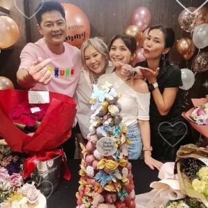 Vivian Lai Instagram - 在这特别的日子。。。
送上祝福给特别的你 @teritann ❤️❤️
心情总是美美的。。
幸福生活甜甜的。。
日子过的开心的。。
Happy birthday @teritann 🎂🎂🎂

#年年28
#愉快的夜晚❤️
#你快乐所以我快乐
#好友聚会