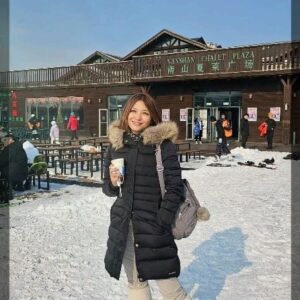 Vivian Lai Instagram - #北京南山滑雪场 大人小孩都玩的开心💗
环境优美！设备齐全！
吃喝玩乐样样有！！
超推荐冬天來北京滑雪必打卡👍👍 
Thank you @songminoxz family 热情接待 ❤️❤️

#北京 
#北京初雪❄️ 
#下雪的北京真美
#南山滑雪场 
#vivian出遊记 
@teritann 
@yujiao1452