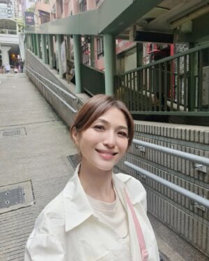 Vivian Lai Instagram - 香港City walk 。。。
中环半山扶手电梯 。。
沿途有很多景点可打卡拍照。。。

來這里最重要的是感受世界最长户外有盖电梯 。。 
享受电影场景的气氛， 尤其是名气最高的《 重庆森林》🤗🤗

交通方便，周边还有很多美食。。。
👍打卡地点：中环

#discoverhongkong 
#hellohongkong 
#香港
#中环
#中环特色地点
#vivian出走记 
#vivian带你走透透 
@lnxglobal_official