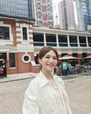 Vivian Lai Instagram - 香港City walk 。。。
中环半山扶手电梯 。。
沿途有很多景点可打卡拍照。。。

來這里最重要的是感受世界最长户外有盖电梯 。。 
享受电影场景的气氛， 尤其是名气最高的《 重庆森林》🤗🤗

交通方便，周边还有很多美食。。。
👍打卡地点：中环

#discoverhongkong 
#hellohongkong 
#香港
#中环
#中环特色地点
#vivian出走记 
#vivian带你走透透 
@lnxglobal_official