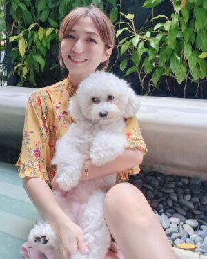 Vivian Lai Instagram - Smile and Enjoy the Weekend 🌻🌻🐶🐶

可惜我家毛小孩不赏脸！！
跟麻麻拍张照，有那么不情愿吗？？？？😅😅😅
@coco.thelagotto

Everyone 周末愉快❤️❤️🌹

#毛小孩拍照真的有難度
#毛小孩脸都很不爽
#麻麻笑容满面毛小孩脸嘟嘟
#麻麻很爱你们
#周末就是喜欢粘在一起🐶
#周末的你在干嘛
#vivianlai
#赖怡伶