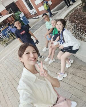 Vivian Lai Instagram - 香港City walk 。。。
中环半山扶手电梯 。。
沿途有很多景点可打卡拍照。。。

來這里最重要的是感受世界最长户外有盖电梯 。。 
享受电影场景的气氛， 尤其是名气最高的《 重庆森林》🤗🤗

交通方便，周边还有很多美食。。。
👍打卡地点：中环

#discoverhongkong 
#hellohongkong 
#香港
#中环
#中环特色地点
#vivian出走记 
#vivian带你走透透 
@lnxglobal_official