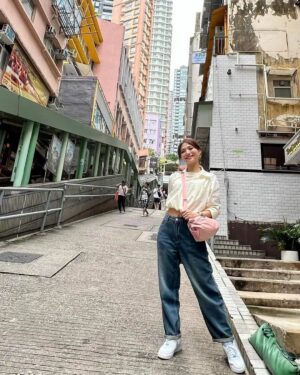 Vivian Lai Instagram - 香港City walk 。。。
中环半山扶手电梯 。。
沿途有很多景点可打卡拍照。。。

來這里最重要的是感受世界最长户外有盖电梯 。。 
享受电影场景的气氛， 尤其是名气最高的《 重庆森林》🤗🤗

交通方便，周边还有很多美食。。。
👍打卡地点：中环

#discoverhongkong 
#hellohongkong 
#香港
#中环
#中环特色地点
#vivian出走记 
#vivian带你走透透 
@lnxglobal_official