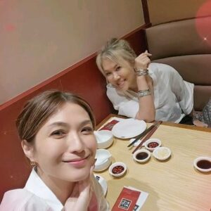 Vivian Lai Instagram - 回到新加坡，趕上在新春结束前 幸福的跟大家一起#捞鱼生 🍊🍊!!
Thank you @teritann 邀请的新春美食 😋😋
@lnxglobal_official
@yujiao1452 的新春祝福

祝愿大家：
整年捞的风声水起！！
身体健康！！心想事成！
龙年旺！旺！旺！

#龙年
#龙年行大运
#龙年旺旺旺