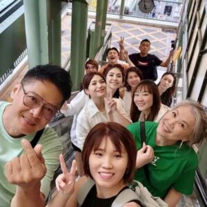Vivian Lai Instagram - 香港City walk 。。。
中环半山扶手电梯 。。
沿途有很多景点可打卡拍照。。。

來這里最重要的是感受世界最长户外有盖电梯 。。 
享受电影场景的气氛， 尤其是名气最高的《 重庆森林》🤗🤗

交通方便，周边还有很多美食。。。
👍打卡地点：中环

#discoverhongkong 
#hellohongkong 
#香港
#中环
#中环特色地点
#vivian出走记 
#vivian带你走透透 
@lnxglobal_official