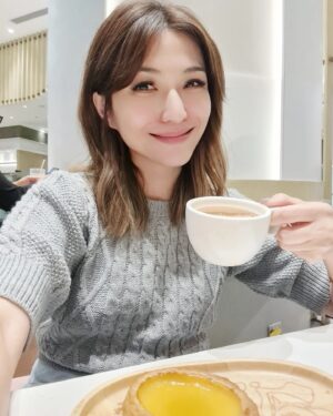 Vivian Lai Instagram - 忙碌生活的我们， 有时也应该停下脚步， 走走看看这世界的美好， 静静的享受周遭的一切， 会发现美好生活无处不在！
Miss our #hongkong Trip #discoverhongkong #hellohongkong 😊😊

@lnxglobal_official
#香港
#买东西吃东西 
#vivian出遊记 
#vivian带你走透透 
#世界这么大我得去看看