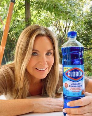 Viviana Nunes Instagram - Hoy les quiero mostrar mi arma secreta para la desinfección de superficies y espacios en mi hogar. El Limpiador Desinfectante de Clorox @CloroxChile, además de dejar una fragancia exquisita, me deja confiada de que todo quedará en un 99,9% libre de virus y bacterias, 🦠🚫 porque incluso elimina el virus causante del Covid-19. 

 Sigue las instrucciones de uso.
 Fragancias disponibles: Marina y Lavanda 

#limpiadordesinfectanteclorox 
#cloroxchile 
#desinfecciónimbatible