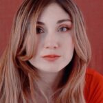 Viviana Santos Instagram - Quiero compartir con ustedes que hace un par de meses estoy tomando un curso de acento castellano de España con @charlieanderle un coach de dicción maravilloso que me ha traido hasta acá… aquí vamos en el proceso (antes si intentaba hablar con acento “español” terminaba hablando venezolano y eso). Ha sido muy lindo ponerme este propósito y estar en el camino para lograrlo. Por otro lado la elección del monólogo de cierre de mi curso no es gratuita. Cada palabra representa la realidad de la mayoría de mujeres y quería darle otra voz para los que todavía no habían podido escuchar la reflexión original en la actuación de America Ferreira. Dirección: @danielaacosta.art Coach de acento: @charlieanderle . . . . #monologo #monologobarbie #actriz #actricesespañolas #barbielapelicula #americaferreira #actuacion
