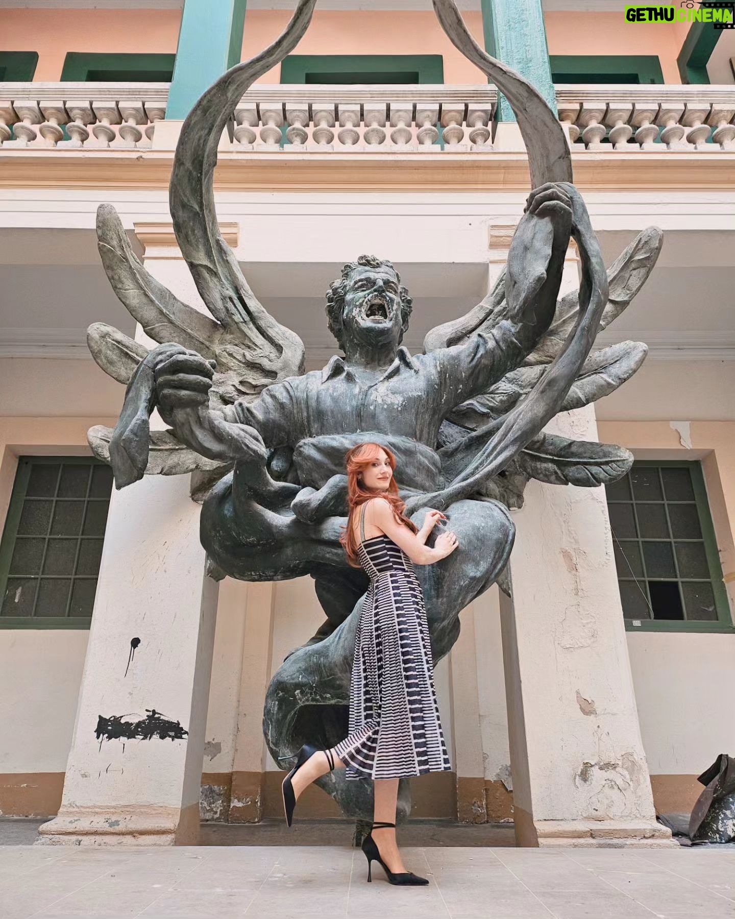 Viviana Santos Instagram - Tienes que saber lo que vales y aceptar que no todos lo saben 😉... que esta semana te abrace todo lo que te hace brillar ✨️