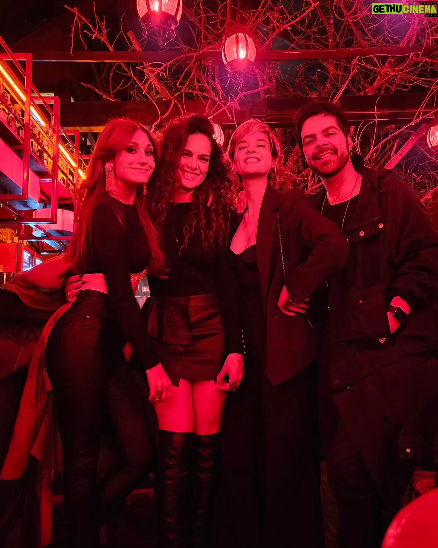 Viviana Santos Instagram - Fotos random solo porque la vida suena bonito 🤍🥰... y con ellos más ❤️ @edwinmayaoficial @_miss_wills_ @julianagalvisv @piedrahitaangela ... Coincidir es hermoso...