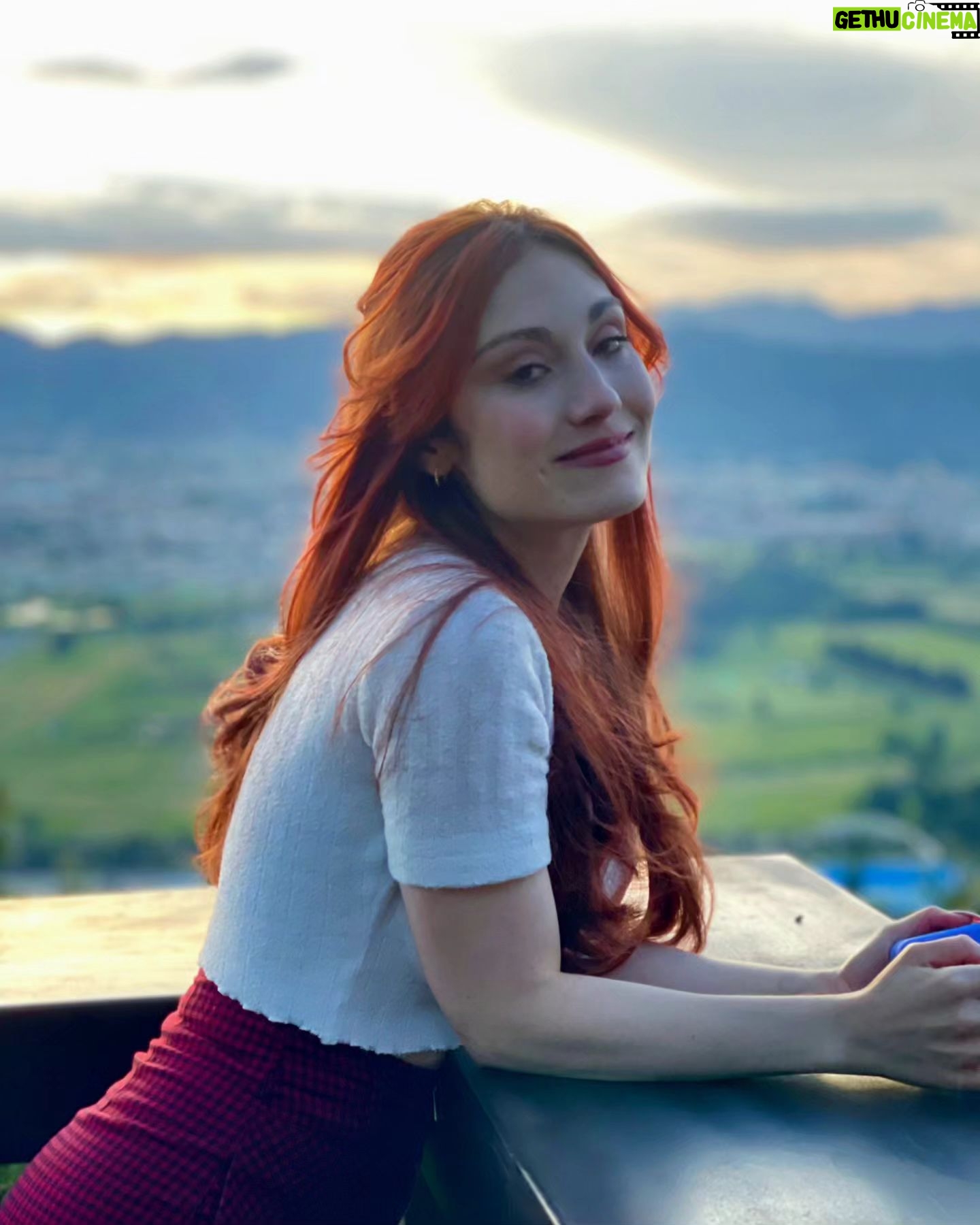 Viviana Santos Instagram - Esta temporada de mi vida se titula: Ando bien a gusto, si vas a venir a mejorar la cosa, cae...si no, cierra la puerta al salir y que gracias😉