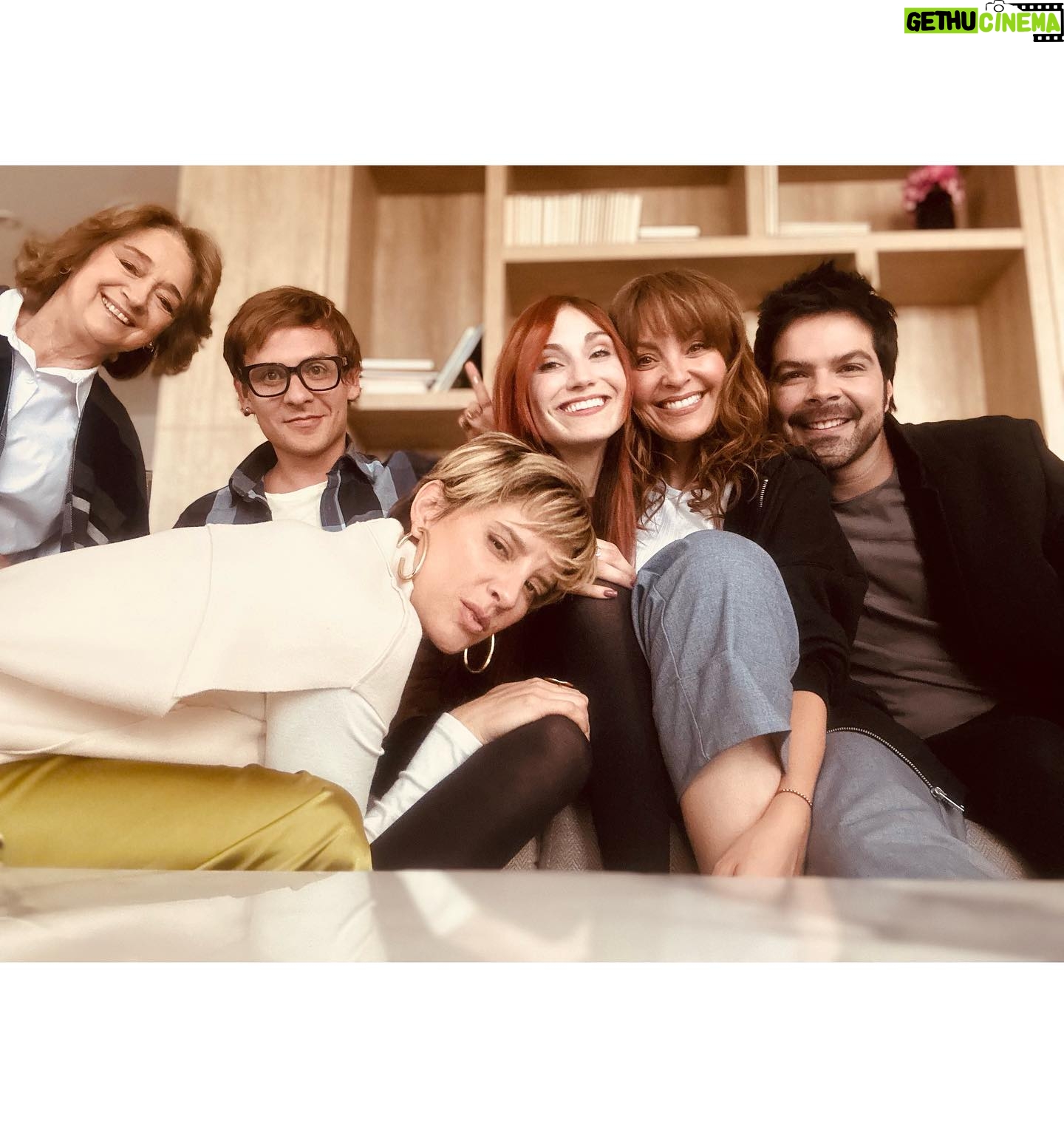 Viviana Santos Instagram - Esta mujer que AMO está de vuelta #LaVenganzadeAnalia #sofia SEGUNDA TEMPORADA!!!🥳🥳🥳 gracias al cielo y a la vida por este proyecto y por tener siempre compañeros tan maravillosos❤️