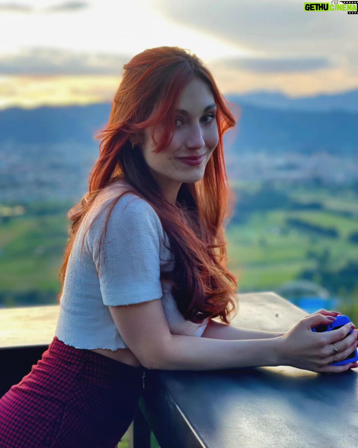 Viviana Santos Instagram - Esta temporada de mi vida se titula: Ando bien a gusto, si vas a venir a mejorar la cosa, cae...si no, cierra la puerta al salir y que gracias😉