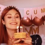 Viviana Santos Instagram - Vuelvo a cumplir años el 26 de diciembre 🥳🎂🎄... llevaba 4 años “cumpliendo” en noviembre. Había convencido a mis amigos y familia (que siempre apoyan mis locuras) de felicitarme un mes antes y de tratar este día como cualquier otro en mi vida. Esto debido a “lo que ocultan los capricornianos”, aquellos que nacemos en estas fechas sabemos que no es fácil, no solo porque se junten los regalos de Navidad y cumpleaños en uno solo (cuando uno crece, Santa casi ni se acuerda de uno, así que ese no es el problema), sino también porque la mayoría de las personas están viajando y es difícil tenernos en mente o estar presentes para celebrar con nosotros. Sin embargo, este año me llegaron un par de señales del universo que, al discutirlo en terapia, llegamos a la conclusión de que debía aceptar mi fecha y las bendiciones que vienen con ella. Así que aquí estamos, intentándolo en un día dedicado a mí, celebrándome a mí misma, haciendo lo que me gusta y consentiéndome, porque la primera que debe estar presente para celebrar mi vida es mi propia alma, feliz de estar aquí. Gracias a aquellos que me adelantaron las felicitaciones por no poder acompañarme hoy. Realmente ha sido muy especial sentir todo ese amor ❤️.