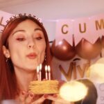 Viviana Santos Instagram - Vuelvo a cumplir años el 26 de diciembre 🥳🎂🎄... llevaba 4 años “cumpliendo” en noviembre. Había convencido a mis amigos y familia (que siempre apoyan mis locuras) de felicitarme un mes antes y de tratar este día como cualquier otro en mi vida. Esto debido a “lo que ocultan los capricornianos”, aquellos que nacemos en estas fechas sabemos que no es fácil, no solo porque se junten los regalos de Navidad y cumpleaños en uno solo (cuando uno crece, Santa casi ni se acuerda de uno, así que ese no es el problema), sino también porque la mayoría de las personas están viajando y es difícil tenernos en mente o estar presentes para celebrar con nosotros. Sin embargo, este año me llegaron un par de señales del universo que, al discutirlo en terapia, llegamos a la conclusión de que debía aceptar mi fecha y las bendiciones que vienen con ella. Así que aquí estamos, intentándolo en un día dedicado a mí, celebrándome a mí misma, haciendo lo que me gusta y consentiéndome, porque la primera que debe estar presente para celebrar mi vida es mi propia alma, feliz de estar aquí. Gracias a aquellos que me adelantaron las felicitaciones por no poder acompañarme hoy. Realmente ha sido muy especial sentir todo ese amor ❤️.