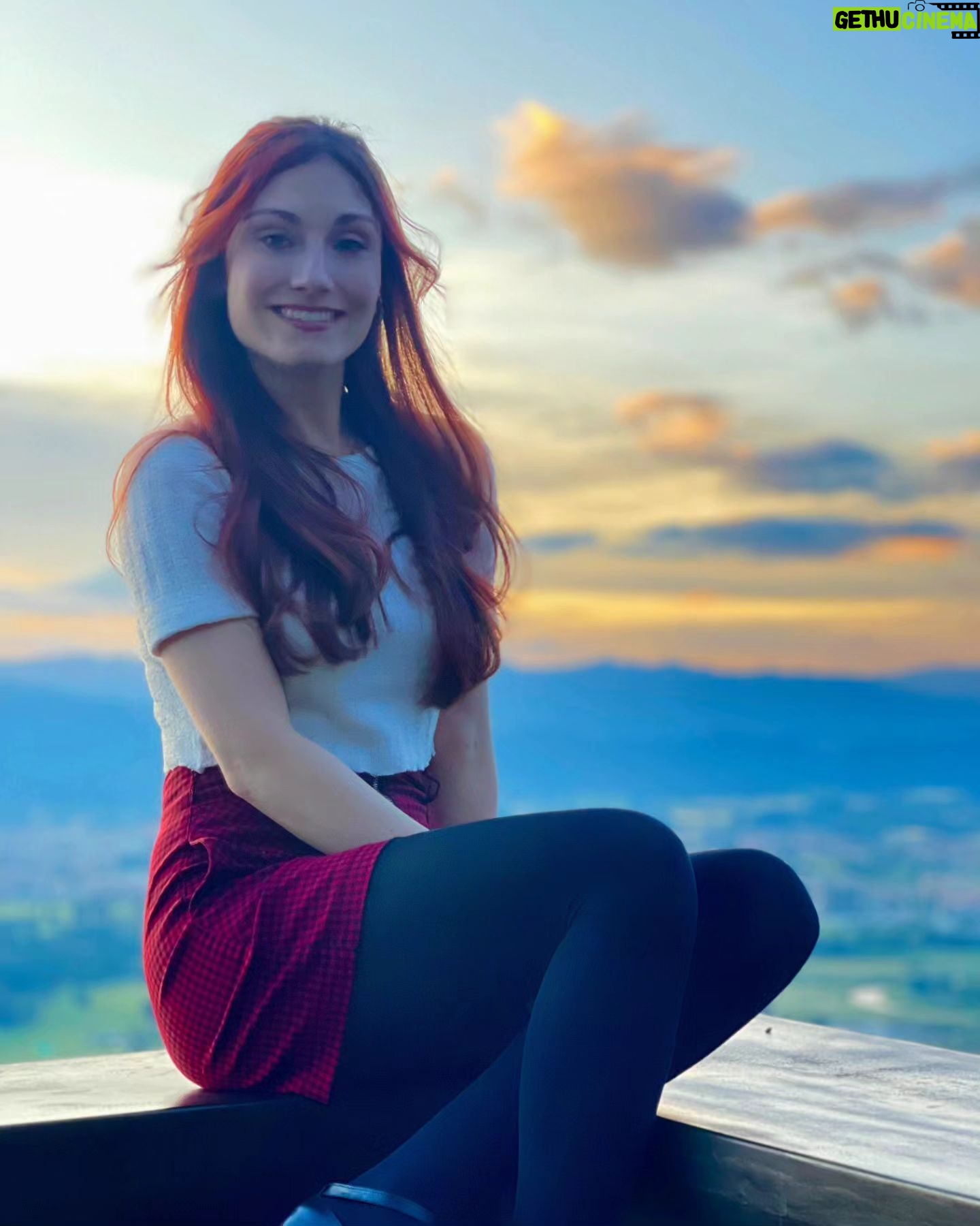 Viviana Santos Instagram - Esta temporada de mi vida se titula: Ando bien a gusto, si vas a venir a mejorar la cosa, cae...si no, cierra la puerta al salir y que gracias😉