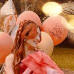 Viviana Santos Instagram - Vuelvo a cumplir años el 26 de diciembre 🥳🎂🎄... llevaba 4 años “cumpliendo” en noviembre. Había convencido a mis amigos y familia (que siempre apoyan mis locuras) de felicitarme un mes antes y de tratar este día como cualquier otro en mi vida. Esto debido a “lo que ocultan los capricornianos”, aquellos que nacemos en estas fechas sabemos que no es fácil, no solo porque se junten los regalos de Navidad y cumpleaños en uno solo (cuando uno crece, Santa casi ni se acuerda de uno, así que ese no es el problema), sino también porque la mayoría de las personas están viajando y es difícil tenernos en mente o estar presentes para celebrar con nosotros. Sin embargo, este año me llegaron un par de señales del universo que, al discutirlo en terapia, llegamos a la conclusión de que debía aceptar mi fecha y las bendiciones que vienen con ella. Así que aquí estamos, intentándolo en un día dedicado a mí, celebrándome a mí misma, haciendo lo que me gusta y consentiéndome, porque la primera que debe estar presente para celebrar mi vida es mi propia alma, feliz de estar aquí. Gracias a aquellos que me adelantaron las felicitaciones por no poder acompañarme hoy. Realmente ha sido muy especial sentir todo ese amor ❤️.