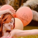 Viviana Santos Instagram - Vuelvo a cumplir años el 26 de diciembre 🥳🎂🎄... llevaba 4 años “cumpliendo” en noviembre. Había convencido a mis amigos y familia (que siempre apoyan mis locuras) de felicitarme un mes antes y de tratar este día como cualquier otro en mi vida. Esto debido a “lo que ocultan los capricornianos”, aquellos que nacemos en estas fechas sabemos que no es fácil, no solo porque se junten los regalos de Navidad y cumpleaños en uno solo (cuando uno crece, Santa casi ni se acuerda de uno, así que ese no es el problema), sino también porque la mayoría de las personas están viajando y es difícil tenernos en mente o estar presentes para celebrar con nosotros. Sin embargo, este año me llegaron un par de señales del universo que, al discutirlo en terapia, llegamos a la conclusión de que debía aceptar mi fecha y las bendiciones que vienen con ella. Así que aquí estamos, intentándolo en un día dedicado a mí, celebrándome a mí misma, haciendo lo que me gusta y consentiéndome, porque la primera que debe estar presente para celebrar mi vida es mi propia alma, feliz de estar aquí. Gracias a aquellos que me adelantaron las felicitaciones por no poder acompañarme hoy. Realmente ha sido muy especial sentir todo ese amor ❤️.