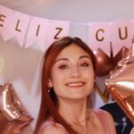 Viviana Santos Instagram - Vuelvo a cumplir años el 26 de diciembre 🥳🎂🎄... llevaba 4 años “cumpliendo” en noviembre. Había convencido a mis amigos y familia (que siempre apoyan mis locuras) de felicitarme un mes antes y de tratar este día como cualquier otro en mi vida. Esto debido a “lo que ocultan los capricornianos”, aquellos que nacemos en estas fechas sabemos que no es fácil, no solo porque se junten los regalos de Navidad y cumpleaños en uno solo (cuando uno crece, Santa casi ni se acuerda de uno, así que ese no es el problema), sino también porque la mayoría de las personas están viajando y es difícil tenernos en mente o estar presentes para celebrar con nosotros. Sin embargo, este año me llegaron un par de señales del universo que, al discutirlo en terapia, llegamos a la conclusión de que debía aceptar mi fecha y las bendiciones que vienen con ella. Así que aquí estamos, intentándolo en un día dedicado a mí, celebrándome a mí misma, haciendo lo que me gusta y consentiéndome, porque la primera que debe estar presente para celebrar mi vida es mi propia alma, feliz de estar aquí. Gracias a aquellos que me adelantaron las felicitaciones por no poder acompañarme hoy. Realmente ha sido muy especial sentir todo ese amor ❤️.
