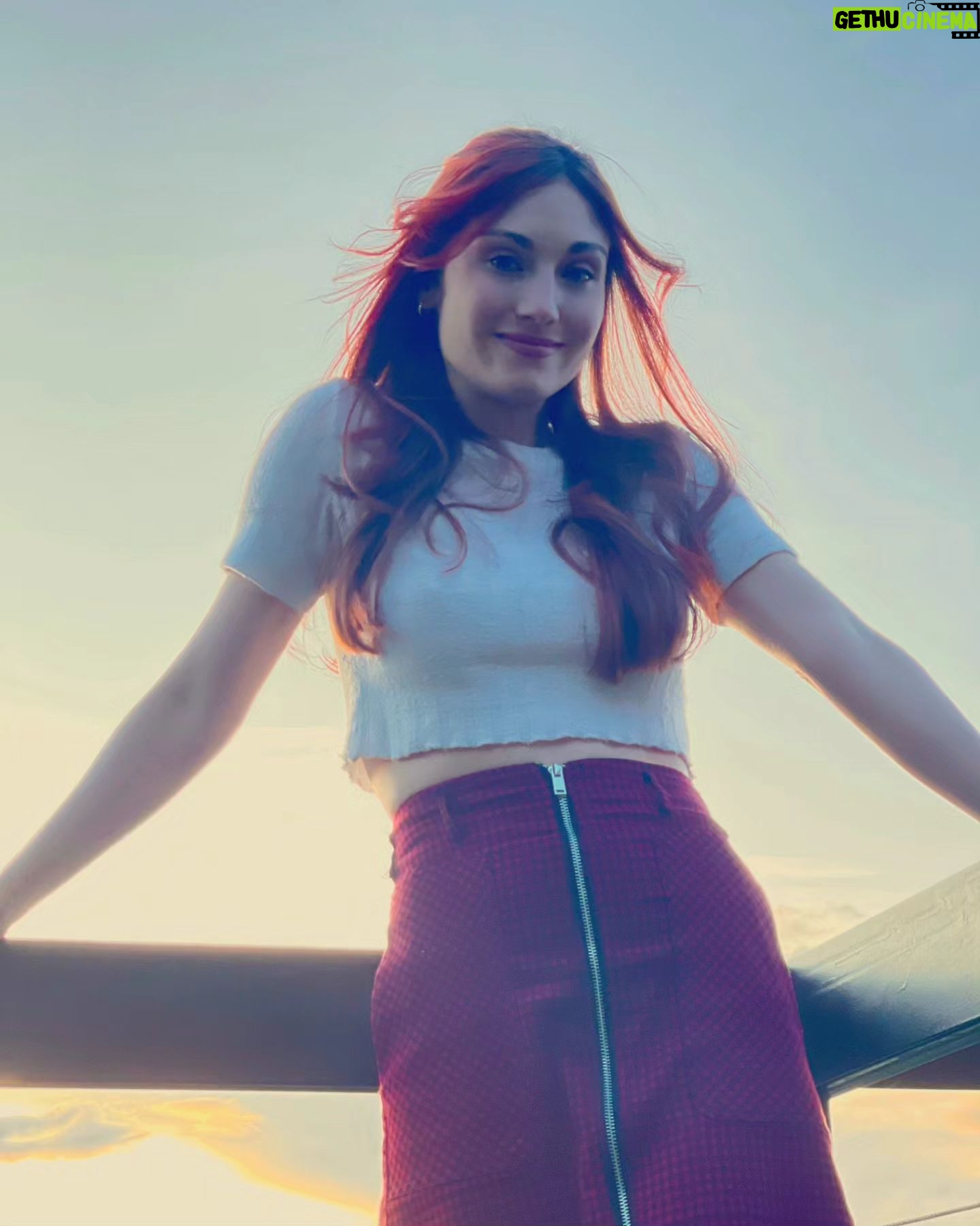 Viviana Santos Instagram - Esta temporada de mi vida se titula: Ando bien a gusto, si vas a venir a mejorar la cosa, cae...si no, cierra la puerta al salir y que gracias😉