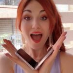 Viviana Santos Instagram - La vida es demasiado corta para conformarse con lo ‘meh’. 💁‍♀️ ¡Así como hay que cambiar de novio cuando no es tan ‘chevere’, no dudes en cambiar de celular! 📱 El Samsung ZFlip 5 se roba el show con su versatilidad y estilo. 😎 ¿Listos para el cambio? @samsungcolombia #ExpandeTuMundo . .#publicidad . #zflip5 #samsungzflip #samsung #humor #relaciones #relacionestoxicas