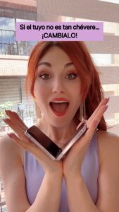 Viviana Santos Instagram - La vida es demasiado corta para conformarse con lo ‘meh’. 💁‍♀️ ¡Así como hay que cambiar de novio cuando no es tan ‘chevere’, no dudes en cambiar de celular! 📱 El Samsung ZFlip 5 se roba el show con su versatilidad y estilo. 😎 ¿Listos para el cambio? @samsungcolombia #ExpandeTuMundo . .#publicidad . #zflip5 #samsungzflip #samsung #humor #relaciones #relacionestoxicas