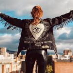 Viviana Santos Instagram - Enamorada de mi chaqueta 😍 @almanuva 💜No me la he quitado desde que llegó 🙈. Cami la diseñó exactamente como la pedi y mejor! … asi que ya saben para los que me han preguntado estos días que he subido historias con ella, la consigue en @almanuva