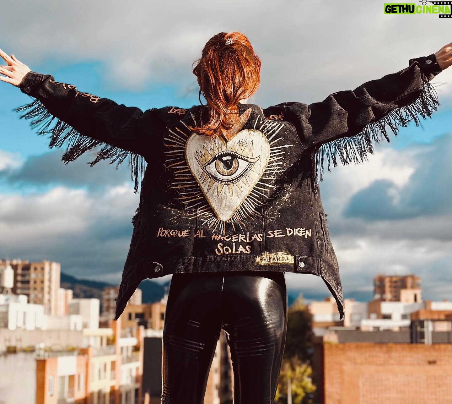 Viviana Santos Instagram - Enamorada de mi chaqueta 😍 @almanuva 💜No me la he quitado desde que llegó 🙈. Cami la diseñó exactamente como la pedi y mejor! … asi que ya saben para los que me han preguntado estos días que he subido historias con ella, la consigue en @almanuva