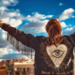 Viviana Santos Instagram - Enamorada de mi chaqueta 😍 @almanuva 💜No me la he quitado desde que llegó 🙈. Cami la diseñó exactamente como la pedi y mejor! … asi que ya saben para los que me han preguntado estos días que he subido historias con ella, la consigue en @almanuva