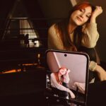 Viviana Santos Instagram – Te voy a extrañar… noches y días llenos de historias capturadas con mi #SamsungZFlip5 estaba obsesionada contigo, nunca pensé que te arrebatarían de mi lado, eras mi mejor amigo fotógrafo! 📷✨ Estas fueron de las últimas fotos que me tomaste y logré recuperar.
Deseando que Santa te traiga de vuelta a mis manos 🎄🎁
#expandetumundo #losquesedoblan @samsungcolombia #patrocinadosamsung