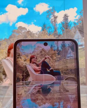 Viviana Santos Instagram - Te voy a extrañar… noches y días llenos de historias capturadas con mi #SamsungZFlip5 estaba obsesionada contigo, nunca pensé que te arrebatarían de mi lado, eras mi mejor amigo fotógrafo! 📷✨ Estas fueron de las últimas fotos que me tomaste y logré recuperar. 
Deseando que Santa te traiga de vuelta a mis manos 🎄🎁
#expandetumundo  #losquesedoblan @samsungcolombia #patrocinadosamsung