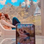 Viviana Santos Instagram – Te voy a extrañar… noches y días llenos de historias capturadas con mi #SamsungZFlip5 estaba obsesionada contigo, nunca pensé que te arrebatarían de mi lado, eras mi mejor amigo fotógrafo! 📷✨ Estas fueron de las últimas fotos que me tomaste y logré recuperar.
Deseando que Santa te traiga de vuelta a mis manos 🎄🎁
#expandetumundo #losquesedoblan @samsungcolombia #patrocinadosamsung