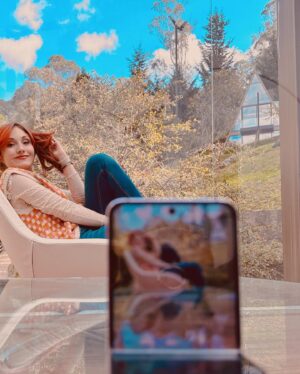 Viviana Santos Instagram - Te voy a extrañar… noches y días llenos de historias capturadas con mi #SamsungZFlip5 estaba obsesionada contigo, nunca pensé que te arrebatarían de mi lado, eras mi mejor amigo fotógrafo! 📷✨ Estas fueron de las últimas fotos que me tomaste y logré recuperar. 
Deseando que Santa te traiga de vuelta a mis manos 🎄🎁
#expandetumundo  #losquesedoblan @samsungcolombia #patrocinadosamsung