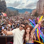 Viviana Santos Instagram - El amor no se define por normas sociales, sino por los corazones que laten al unísono, sin miedo a mostrarse tal como son❤️ 🌈💖 Celebremos el amor en todas sus formas y colores 💖🌈 No importa nuestra orientación, género o identidad, todos merecemos amar y ser amados plenamente. Abracemos la diversidad y luchemos por un mundo donde todos puedan vivir su verdad con orgullo. Hay que seguir caminando juntos hacia una sociedad inclusiva, en la que el amor sea celebrado sin importar quiénes somos o a quién amamos. ¡Feliz mes del orgullo gay! 🌈💕 #PrideMonth #LoveIsLove #Inclusivity #amorsinfronteras #setumismo #pride #samsungcolombia